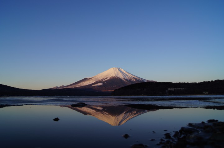 氷の間から逆さ富士が見られます　☆山中湖平野合宿情報☆