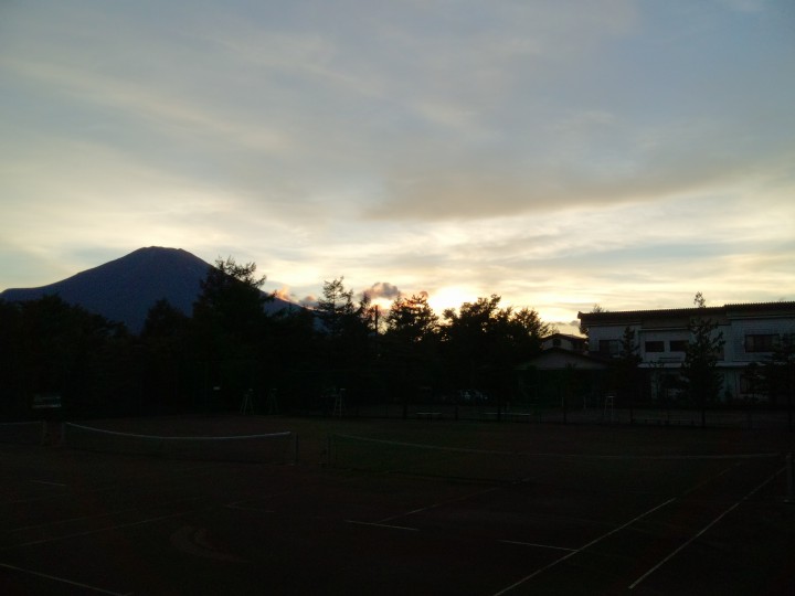 テニスコートからの夕日
