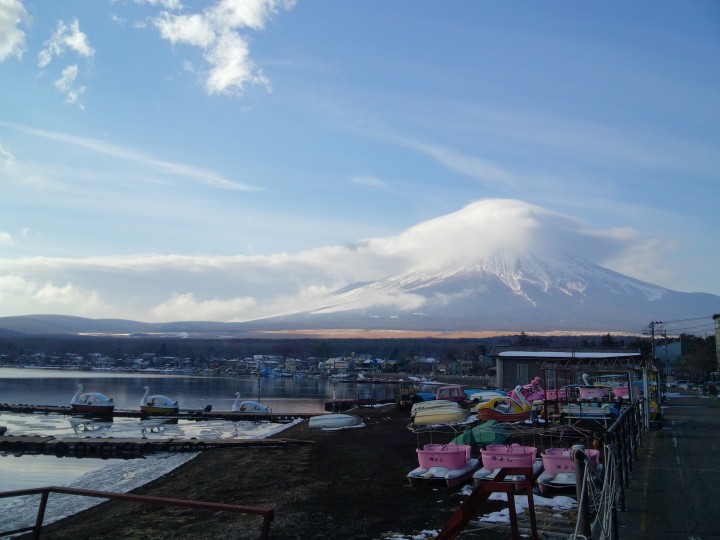 午前中、富士山に傘雲。午後から雨