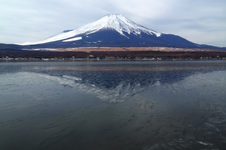 流氷の中の富士山