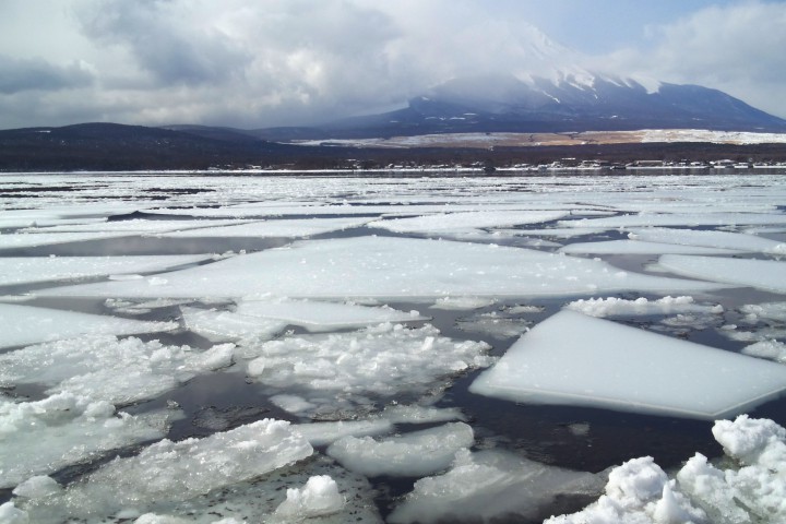 山中湖の流氷