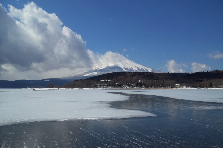 山中湖は凍っていますが、立ち入り禁止です