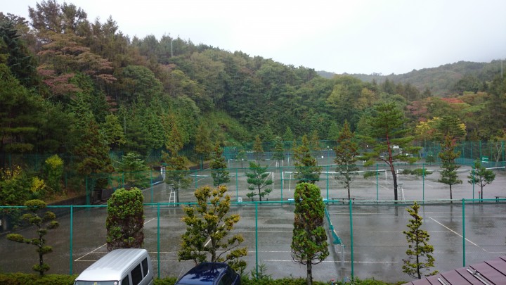 大雨のためテニスはできませんでした。