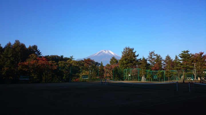 テニスコートからの富士山
