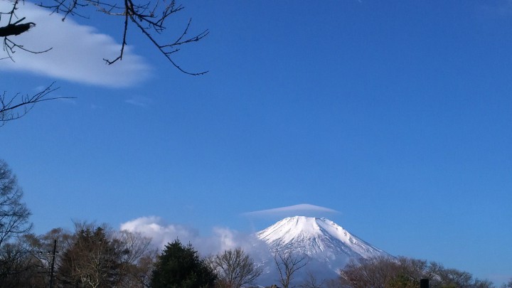 富士山に小さな傘雲があります