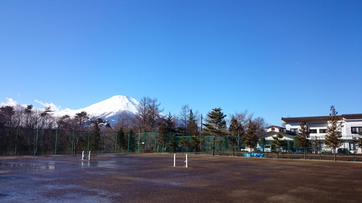 冬のテニスコートからの富士山