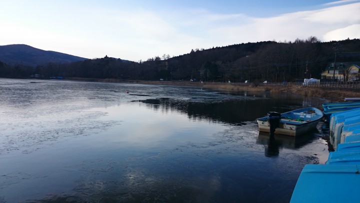 山中湖結氷状況　平野地区が凍り始めています。