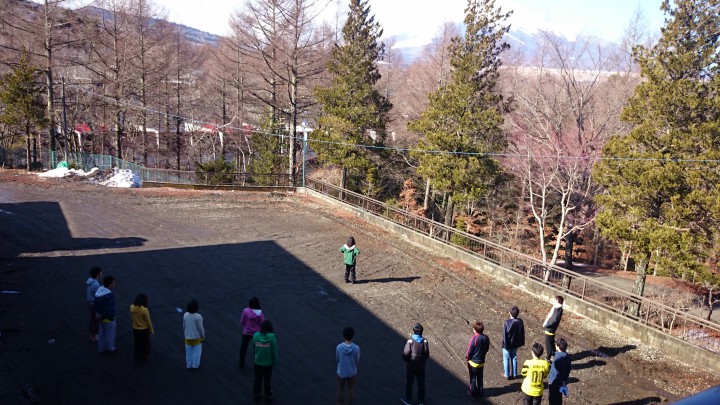 富士山に向かって発声練習