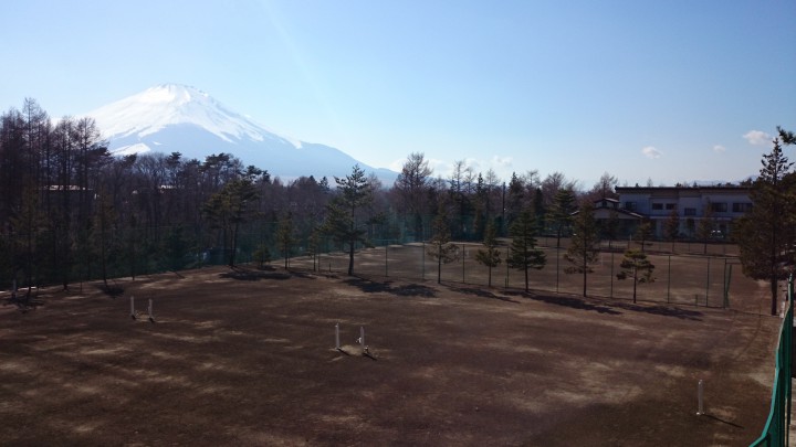テニスコートからの富士山。最低気温-9℃。