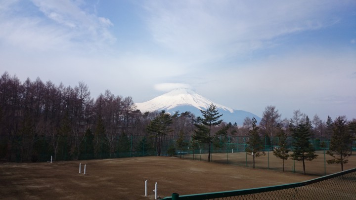 富士山に傘雲発生。夕方から雨になりました。