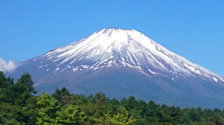 富士山頂に雪が降りました