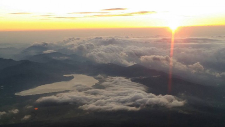富士山頂からの山中湖（ご来光〜）　本当に感動です！