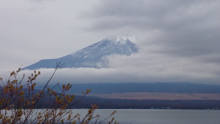 雲の隙間から見えた富士山