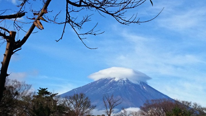 明日は雨の予報。富士山には傘雲。