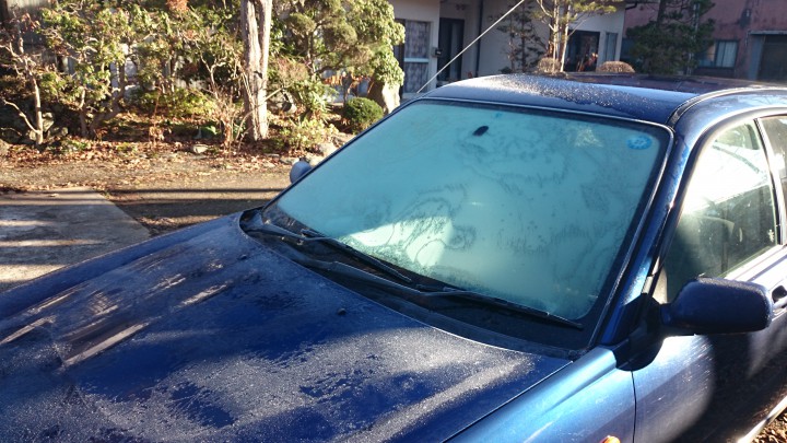 最低気温-6℃、霜で車が凍りました