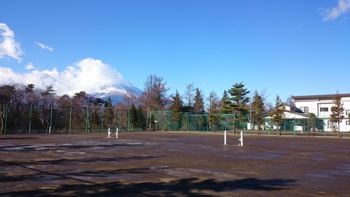 オフのテニスコートからの富士山