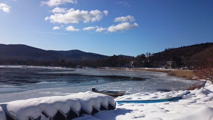 最低気温が-15℃。。。山中湖はだいぶ凍ってきました