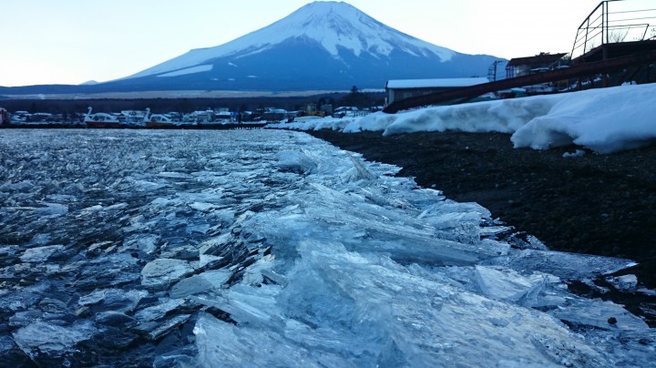 山中湖の流氷（今日の最低気温-16.1℃）