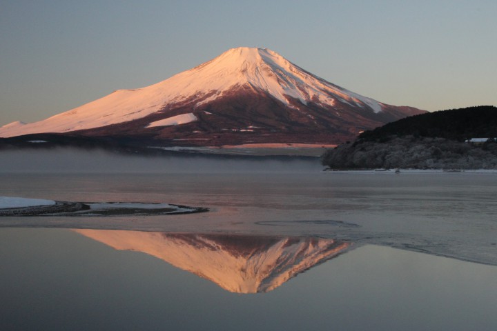 凍った山中湖の逆さ富士
