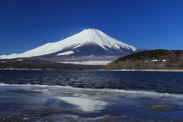 氷の中の逆さ富士山