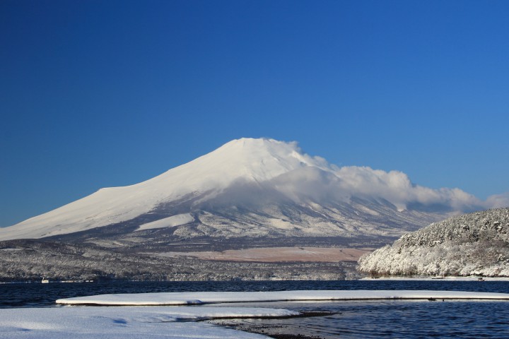 一夜明けて、雪で真っ白なった富士山