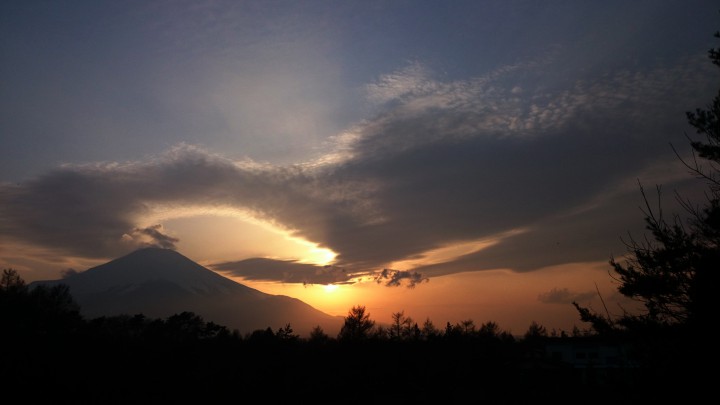 富士山の夕焼けです。何の形に見えますか。