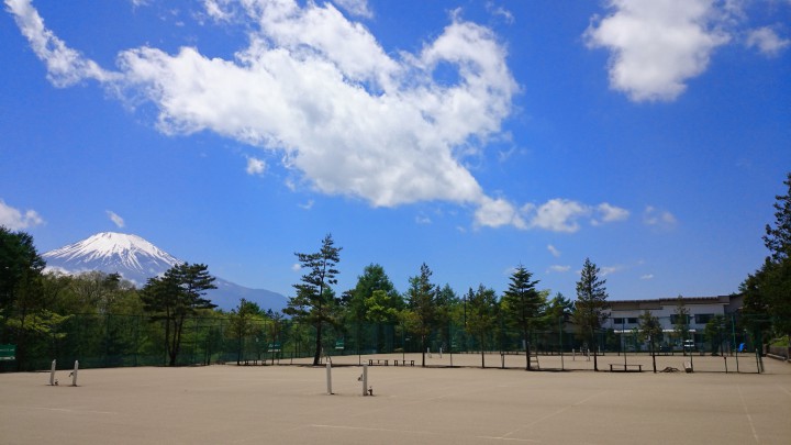 テニスコートからの富士山