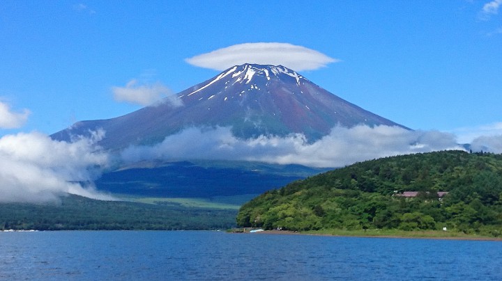 今日の富士山。雨の後の傘雲