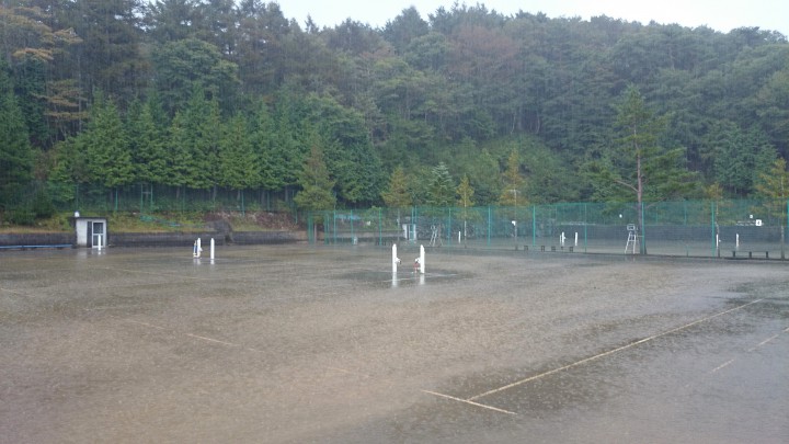 大雨でテニスコートが川のようです