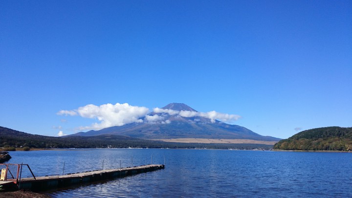 山中湖から、とても綺麗な富士山が見えています。