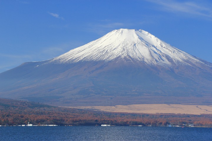 今日の富士山はもやが掛かったように空と同化してます