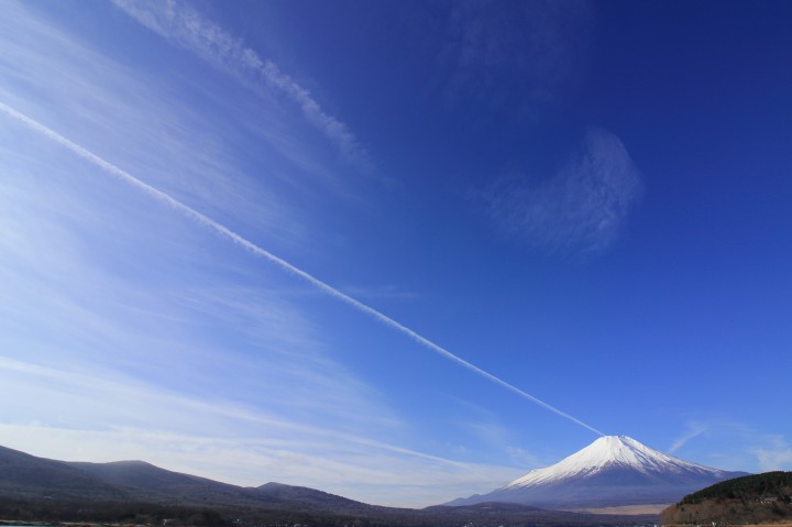 富士山からレーザービームが出ています。