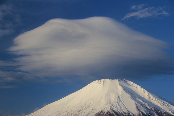 富士山頂に富士山型の雲が浮かんでました。似てますよね？