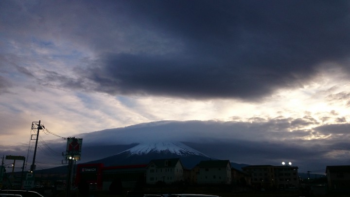 富士山に大きな傘雲がかかりました