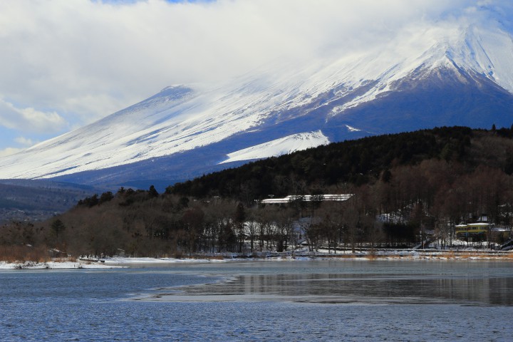 山中湖、最強寒波で氷の範囲が一気に広がりました。【山中湖：今季最低-16．2℃】