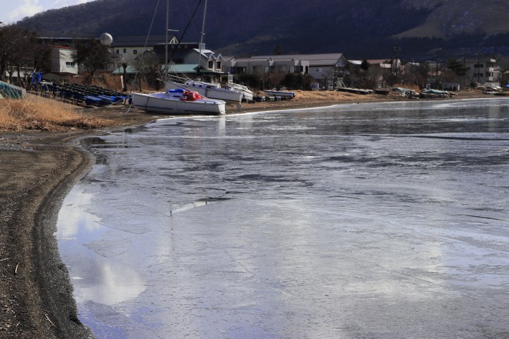 寒さで再び山中湖に薄氷が張りました