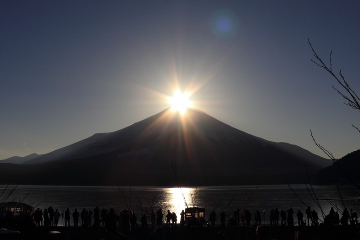 山中湖は今、ダイヤモンド富士が見どころです