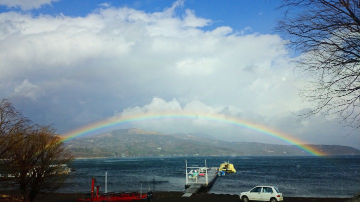 春の嵐、再び。。。そして小さな虹が山中湖に現れました。