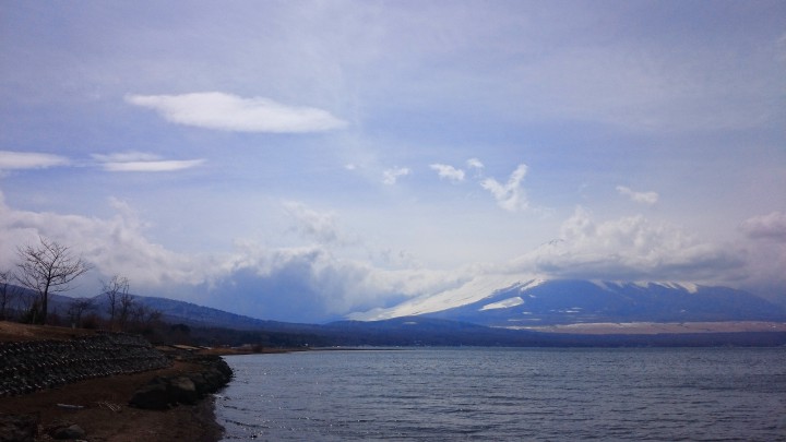霞んだ富士山。夕方から雨となりました。