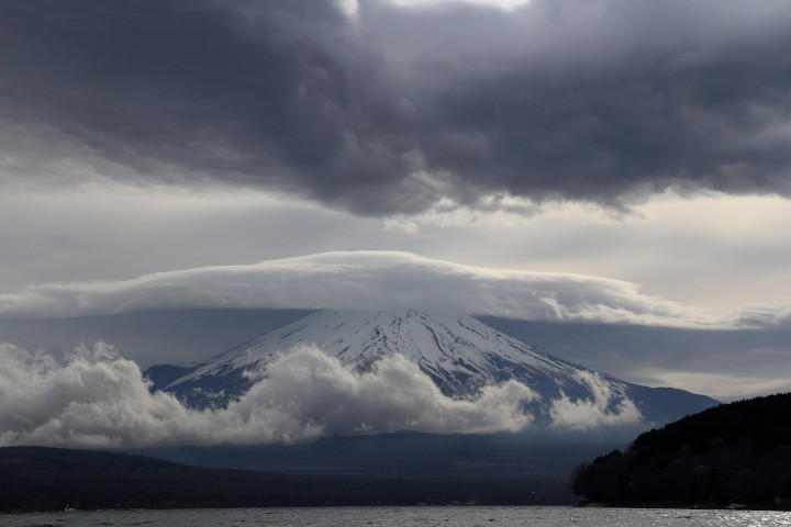 富士山に巨大な傘雲