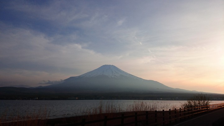 霞んだ富士山も趣があります