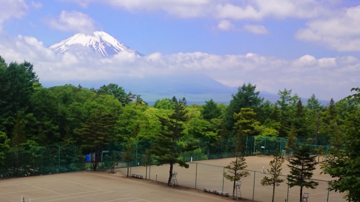 テニスコートからに富士山
