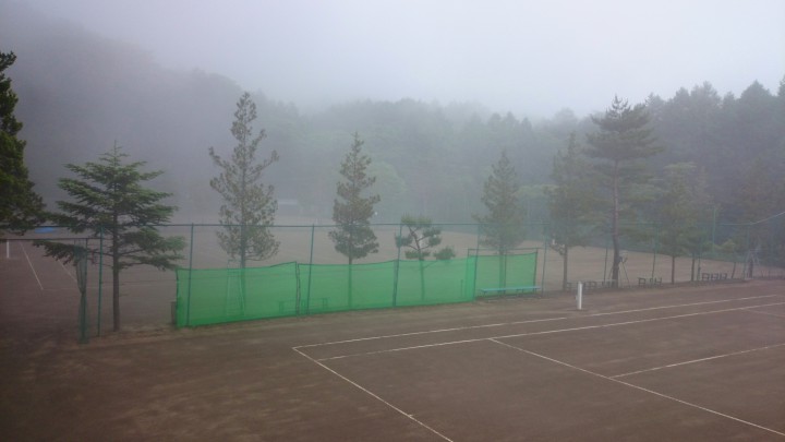 テニスコートが雲の中に入ります