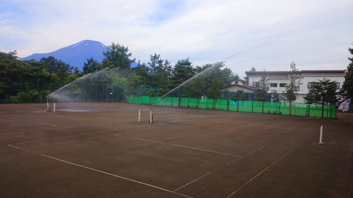 富士山をバックに、テニスコートにスプリンクラーしました