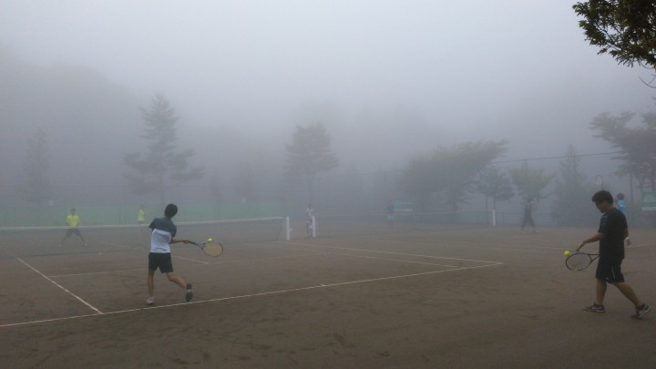 合宿2日目は濃霧の中でのテニスとなりました。
