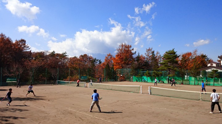 合宿2日目、暖かい日差しの中でのテニスでした。