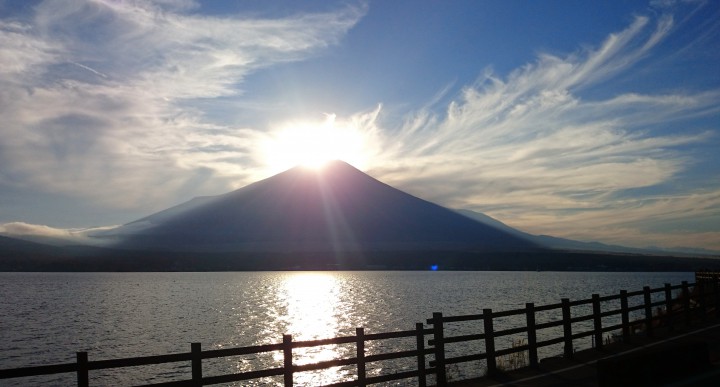 山中湖からダイヤモンド富士を撮りました。