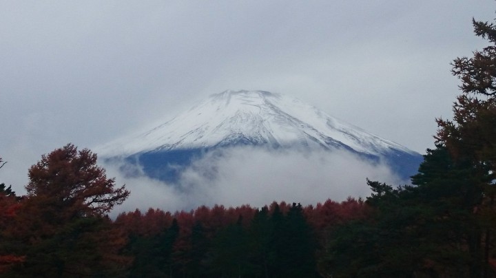 富士山頂に雪が降りました。