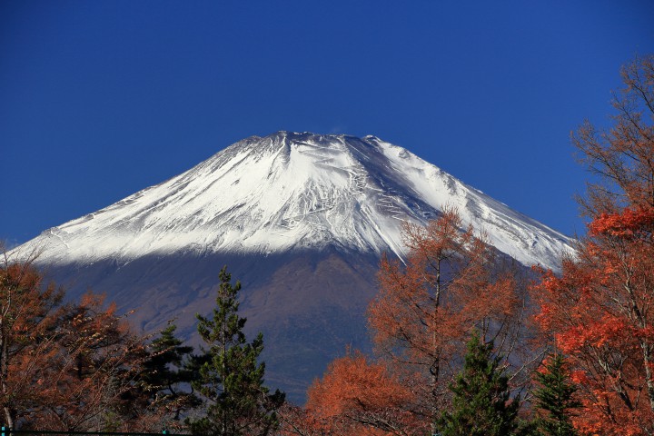 富士山頂が白い雪の帽子をかぶりました