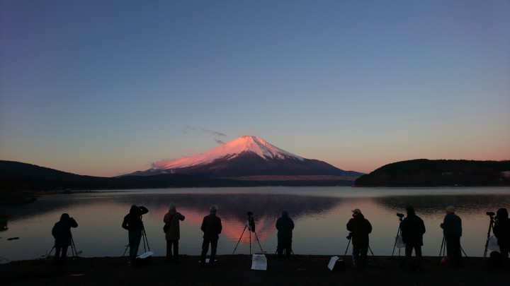 早朝の富士山にカメラマンがたくさんいました。
